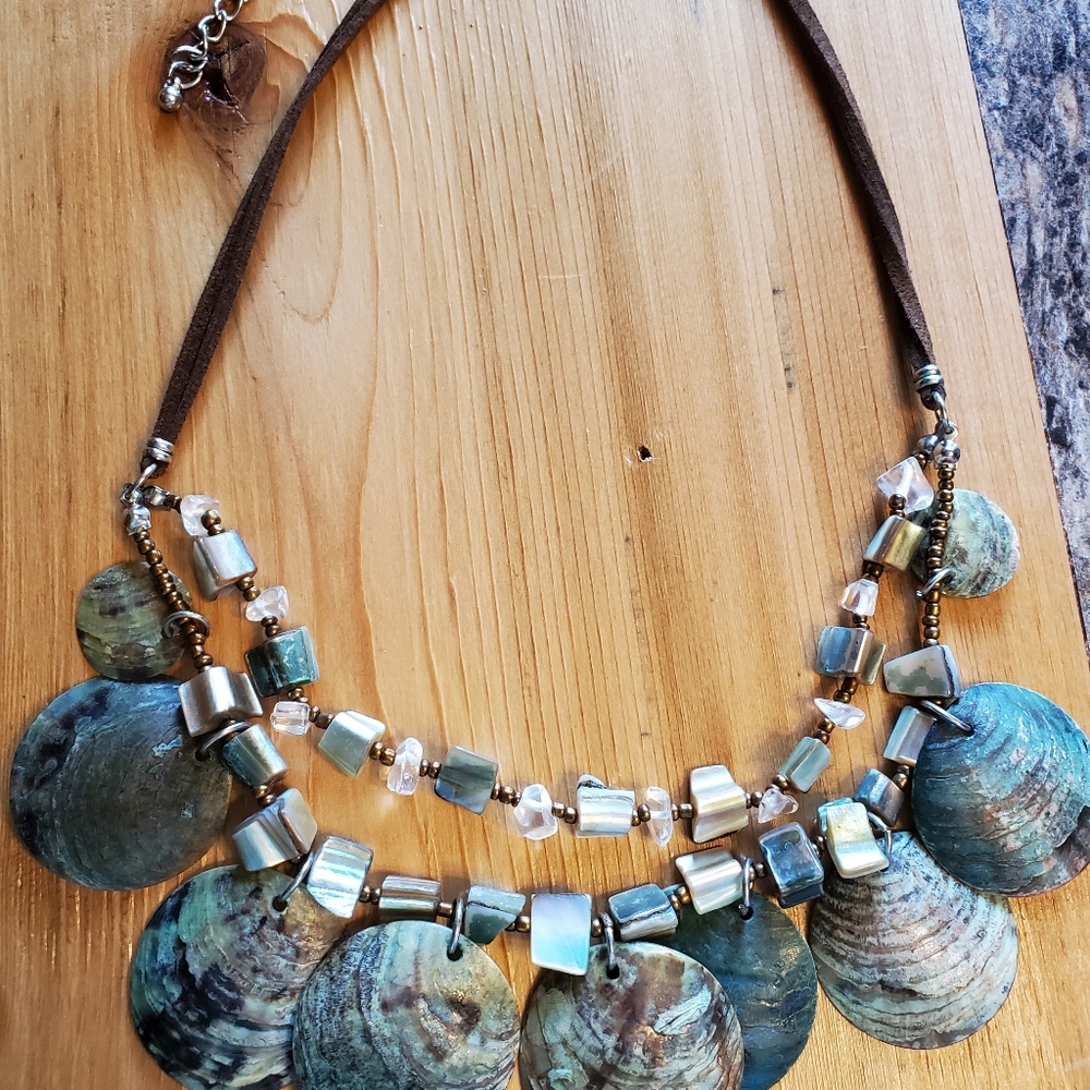 Shell necklace with beads accents